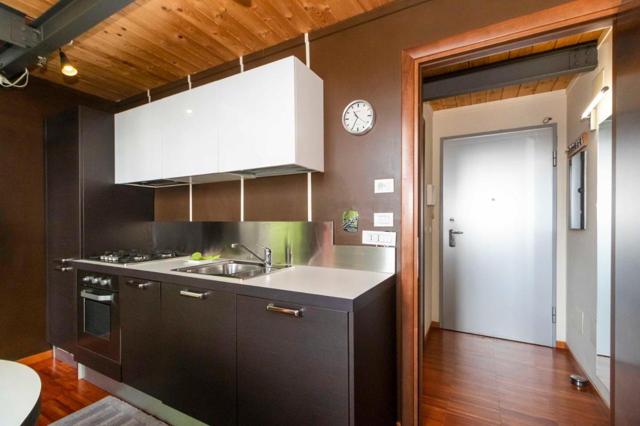 Dora Riverside Modern Apartment With Private Parking Turin Bagian luar foto