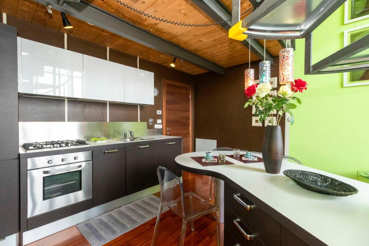 Dora Riverside Modern Apartment With Private Parking Turin Bagian luar foto